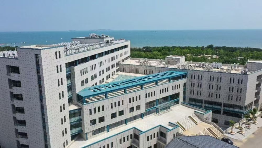 成人卡通
主楼外景